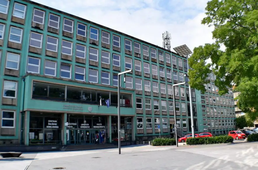 Polícia evakuovala dnes ráno budovu Univerzity Komenského v Bratislave. Dôvodom malo byť nahlásenie bomby