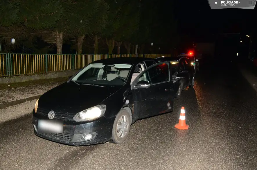 Ozbrojený muž na ukradnutom vozidle unikal v blízkosti obce Zliechov pred políciou