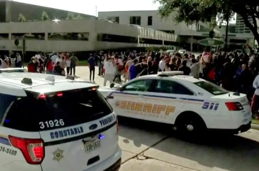 V megazbore Joela Osteena v Houstone sa strieľalo! Ozbrojenú ženu zastrelila bezpečnostná služba (+VIDEO)