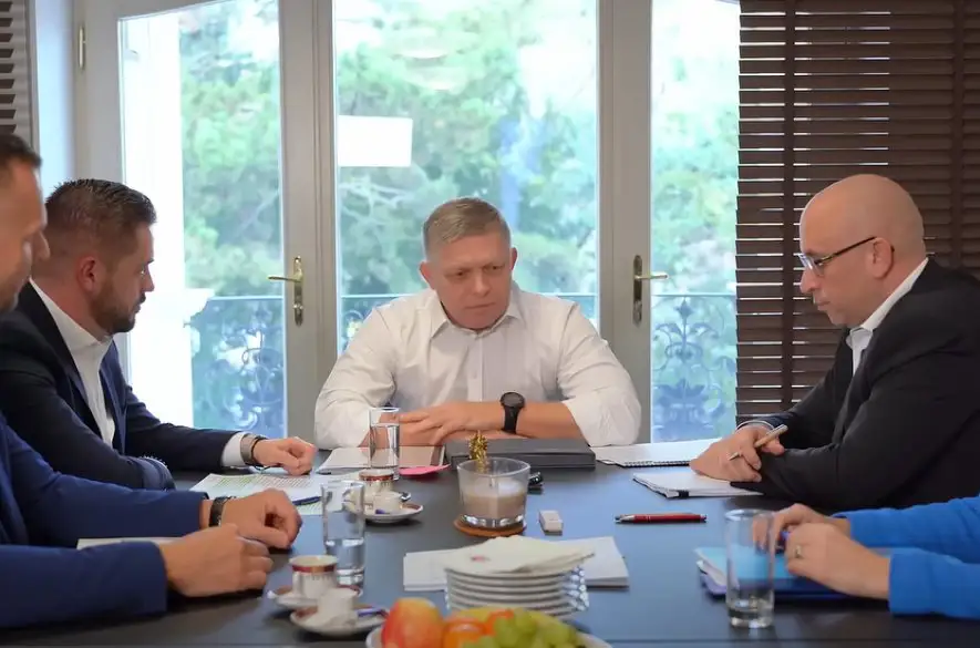 Premiér Fico na porade s ministrom a poslancami: Aj keď opozícia s mimovládkami tiahnu proti Slovensku, my ho ideme rozostavať