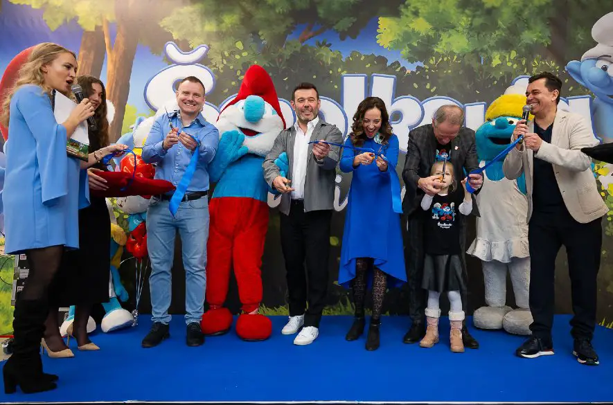 Šmolkovia sú už v Bratislave! Zábavný park slávnostne otvorili Zuzka Šebová, Roman Pomajbo a Mária Podhradská!