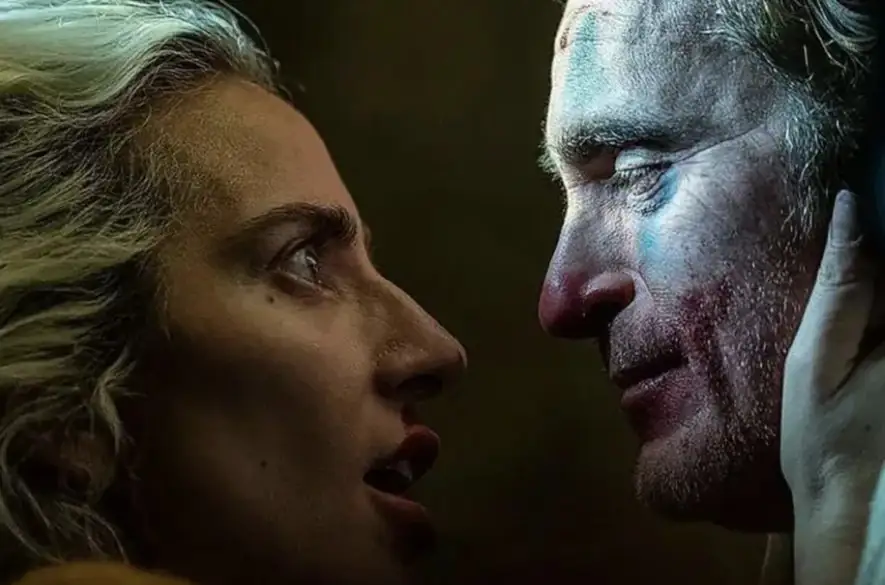 Režisér Todd Phillips sa včera podelil o nové snímky z filmu Joker 2, ktorý, ako sa ukázalo, nebude muzikálom