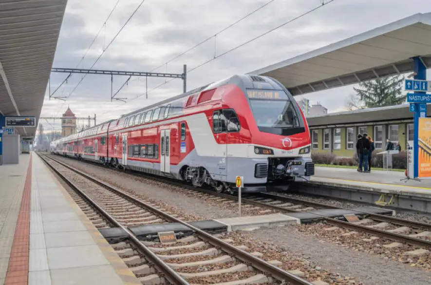 Pre západné Slovensko boli uvedené do prevádzky nové elektrické dvojposchodové vlaky