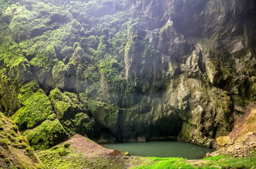 Jaskyňa Macocha: Nahliadnite do jej histórie a objavte koho pochovala