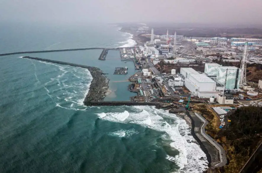 Japonsko plánuje vypustiť odpadové vody z jadrovej elektrárne vo Fukušime do mora napriek odporu. Do ulíc vyšli aj protestanti