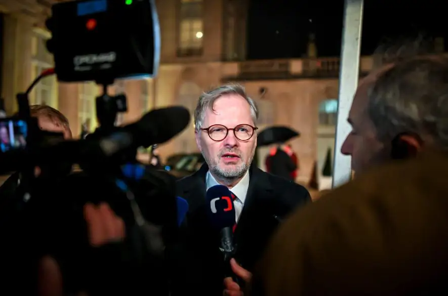 Čo sa dohodlo v Paríži? Česko iniciuje nákup munície pre Ukrajinu. Kremľ varuje pred konfliktom s NATO