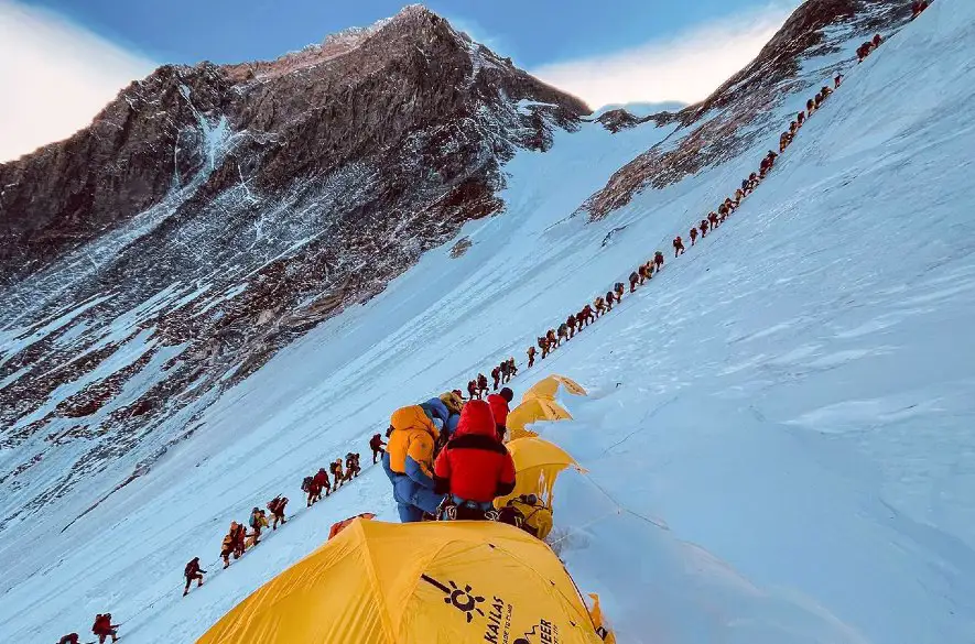 Pre horolezcov, ktorí sa chystajú zdolať Mount Everest platí nové pravidlo. Môže im to zachrániť život