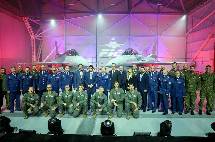 Slovensko si v USA oficiálne prevzalo prvé dve stíhačky F-16
