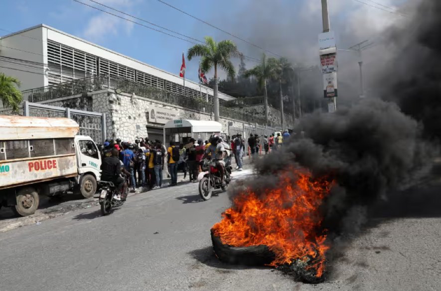 Hlavné mesto Haiti bolo paralyzované streľbou potom, ako sa šéf gangu vyhrážal policajnému šéfovi a ministrom