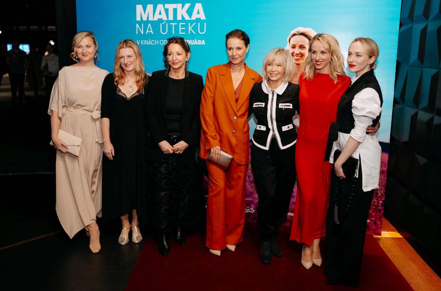 Reportáž: Na premiére filmu Matka na úteku sa zišla silná ženská zostava, pozrite si exkluzívne rozhovory s herečkami Petrou Hřebíčkovou a Janou Švandovou!