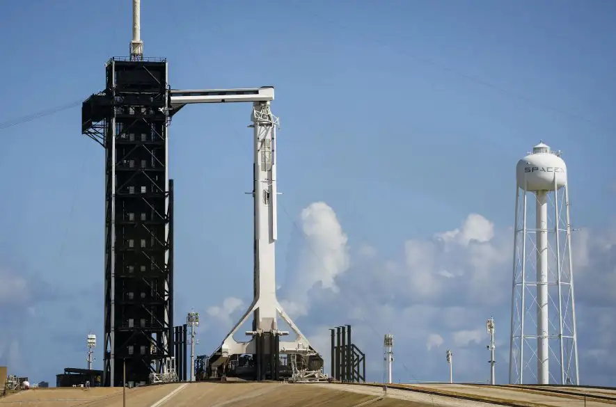 Raketa firmy SpaceX odštartovala k ISS. Na jej palube sú traja Američania a Rus