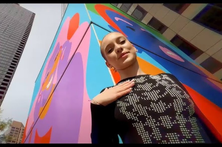 VIDEO: Z Grammy rovno na filmové plátno. Sarah C vydáva nový klip ku skladbe  “Number one”!