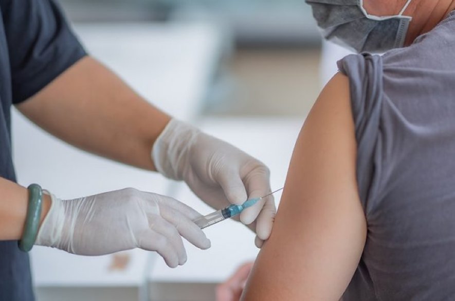 Ministerstvo zdravotníctva spúšťa očkovanie novou vakcínou proti ochoreniu COVID-19