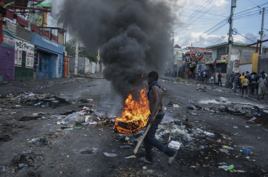 Vlny násilností na Haiti vyhnali z domovov 15 000 už vysídlených ľudí, tvrdí OSN