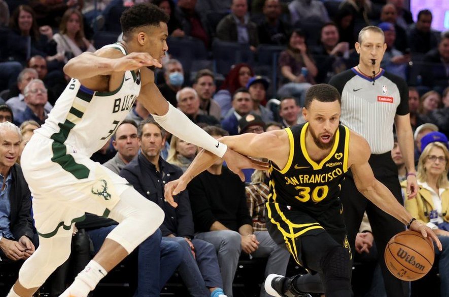 Basketbalisti Golden State Warriors zdolali Milwaukee, Curry zaznamenal 29 bodov