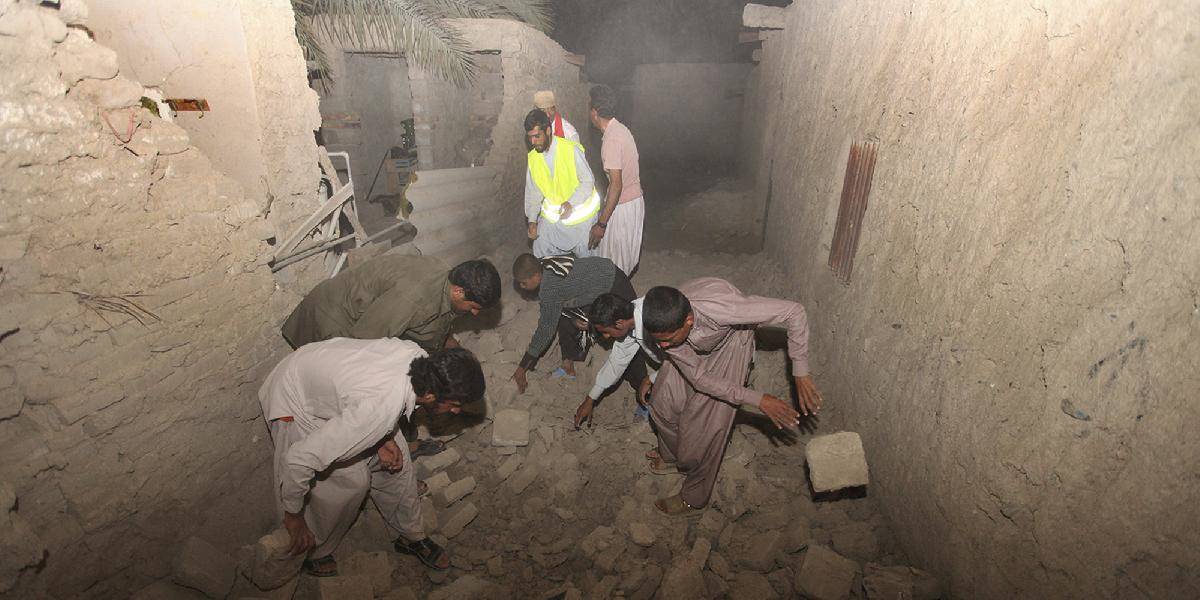 Pakistanské ozbrojené sily pomáhajú po zemetrasení obyvateľom 