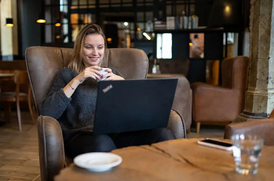 Umelá inteligencia na Univerzite Komenského v Bratislave? Rektor prijal smernicu pre používanie