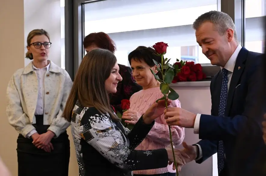 Zamestnankyne úradu Trenčianskeho samosprávneho kraja dostali k MDŽ od župana ruže