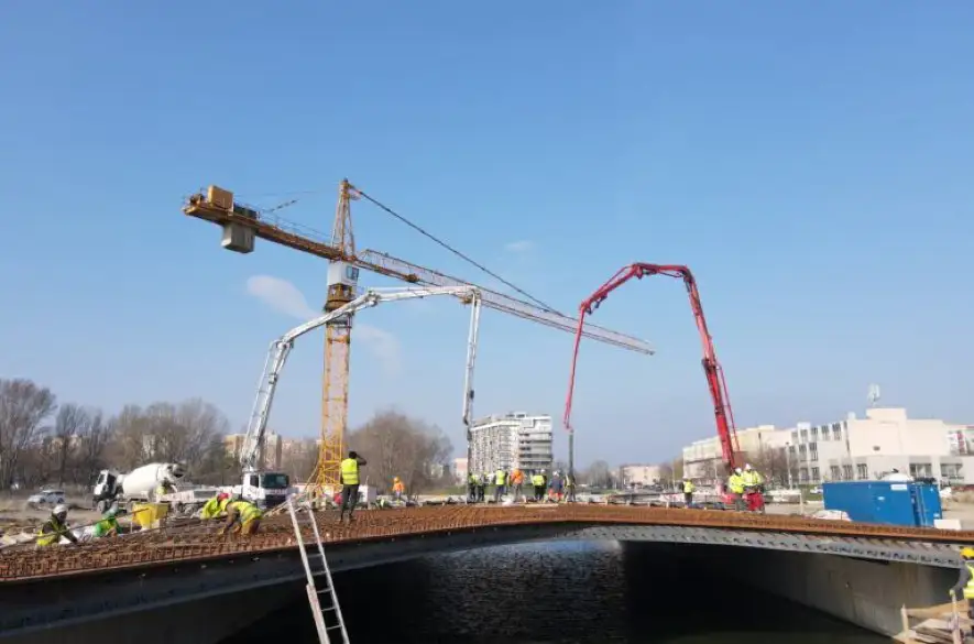 VIDEO: Petržalská električka vo výstavbe: Stavbári betónovali združený most cez Chorvátske rameno