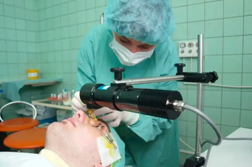 Záhada na brnenskej očnej klinike: Polovica pacientov skončila so zápalom a musela na operáciu