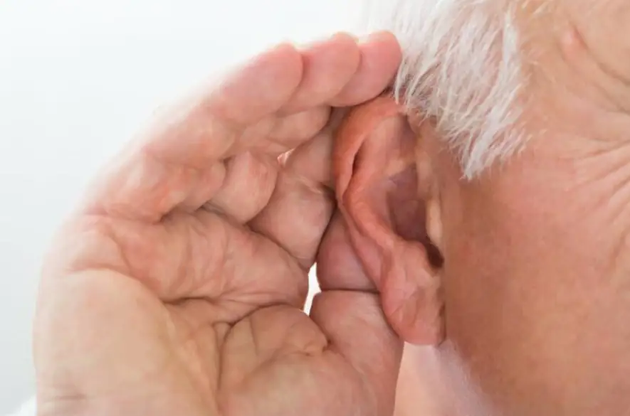 Odborníci radia: Neliečená strata sluchu u seniorov zvyšuje riziko demencie