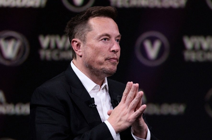 Elon Musk označil OpenAI za „lož“ po tom, čo tento týždeň oznámil plány urobiť zo svojho „pikantného“ súpera pre ChatGPT open-source