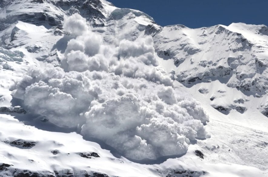 Na horách stále hrozia lavíny, upozorňujú horskí záchranári