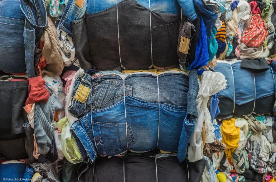Poslanci žiadajú prísnejšie pravidlá EÚ na zníženie odpadu z textilu a potravín. V čom by mali spočívať?