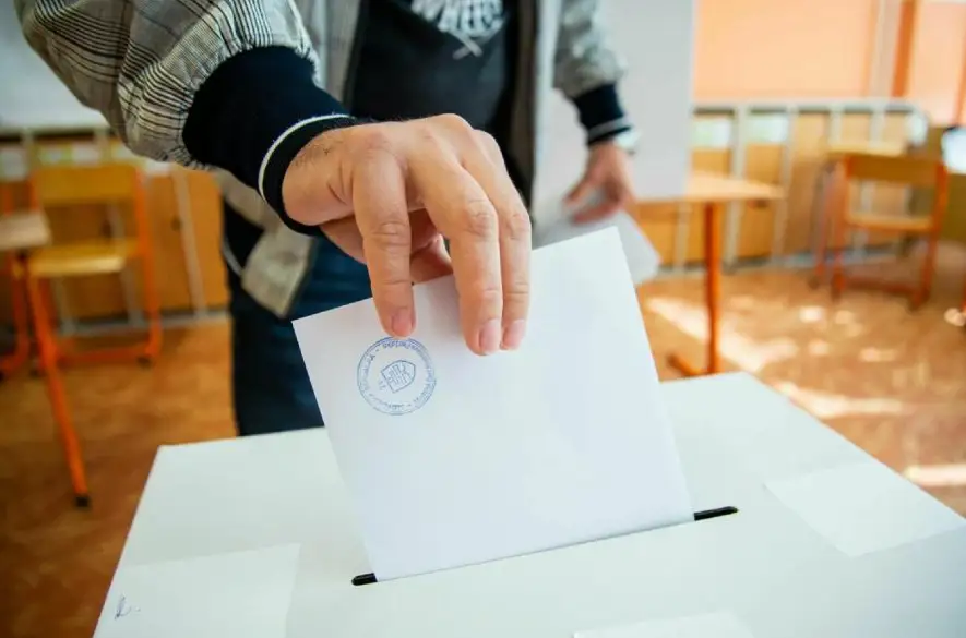 Mladí sú pri politických rozhodnutiach prehliadaní, zhodli sa štyria prezidentskí kandidáti. Súhlasili by aj so znížením veku voličov