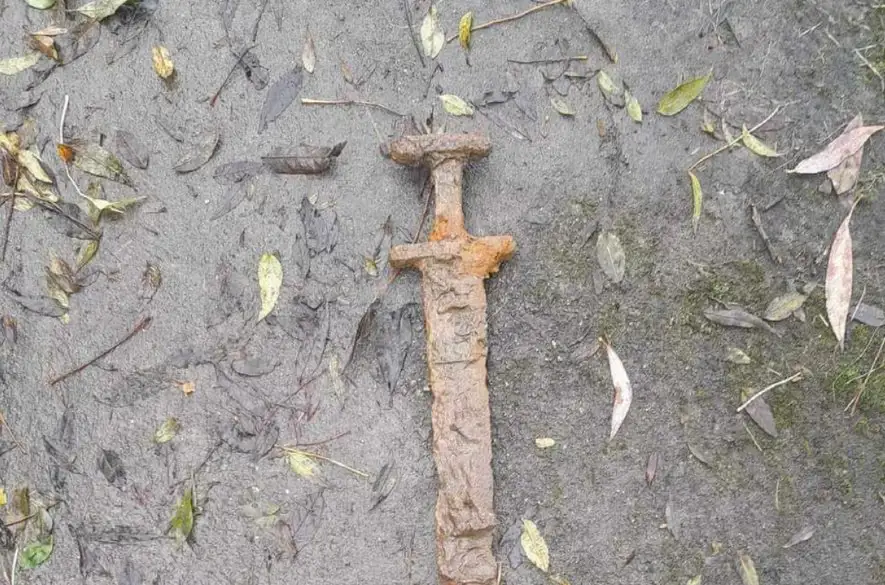 Vzácny 1100-ročný vikingský meč bol vytiahnutý z rieky Oxfordshire