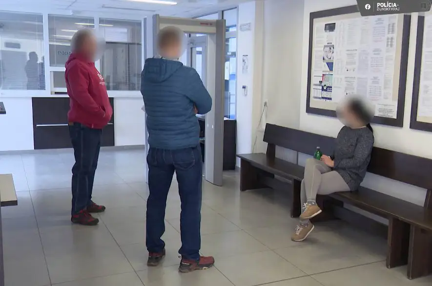 Elektrická kolobežka a kuchynský nôž: Žena v obci Sučany napadla priateľku svojho manžela