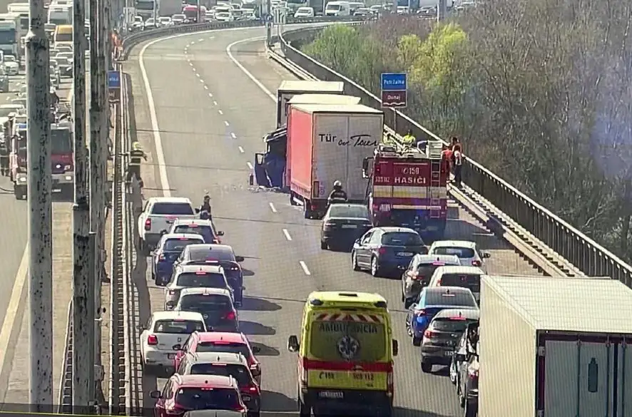 Aktuálne: Ťažká nehoda v Bratislave: Po zrážke viacerých áut a kamiónov uzavreli cestu!