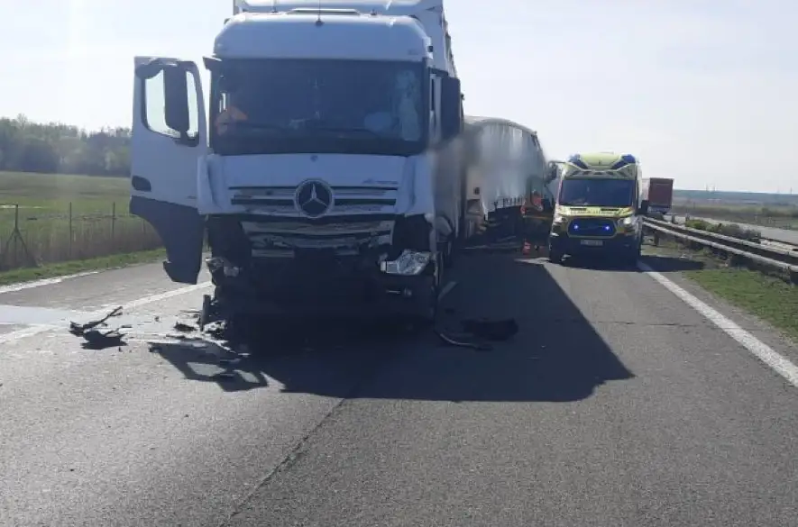 Aktuálne: Vážna nehoda v Bratislave. Po zrážke viacerých kamiónov uzavreli cestu!
