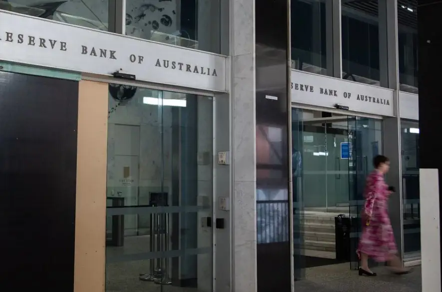 Austrálska centrálna banka ponechala hotovostnú sadzbu nezmenenú na úrovni 4,35 %.