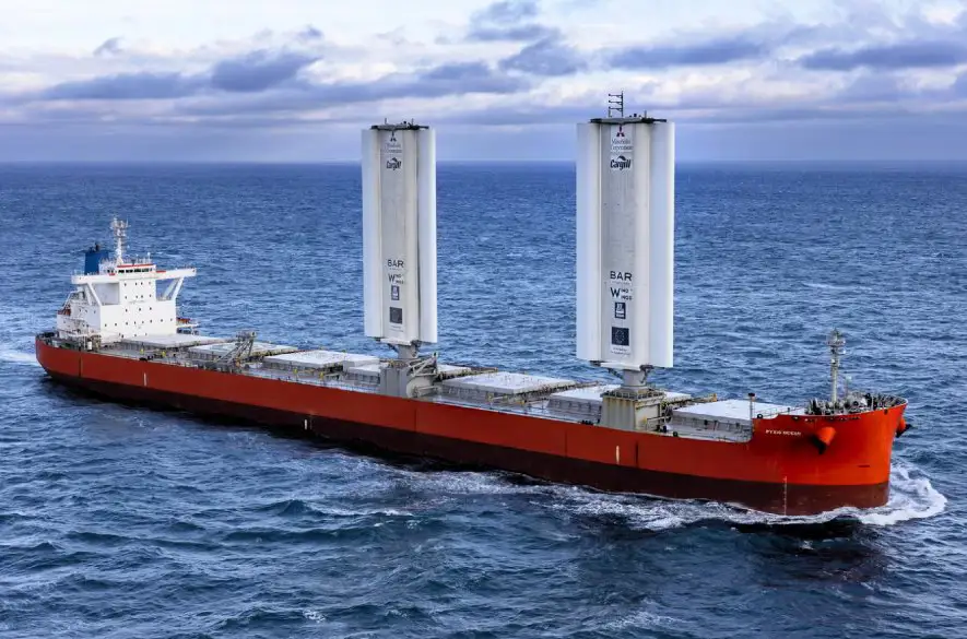 Nákladná loď s futuristickými plachtami pri prvom teste ušetrí tisíce ton paliva