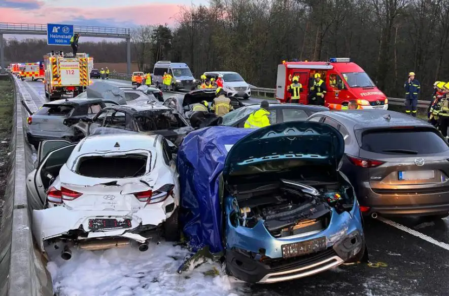 Hromadnú nehodu na nemeckej diaľnici neprežili dve osoby, ďalších 27 je zranených