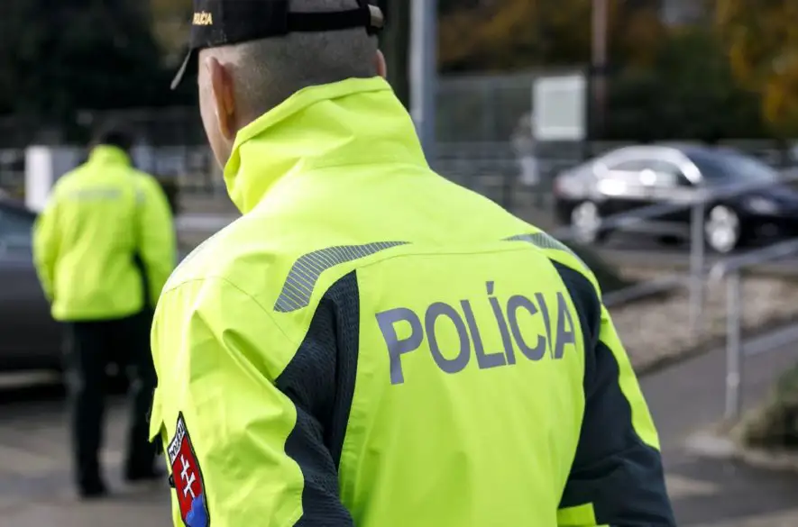 Prevrátený kamión aj zrážka dvoch vozidiel. Dopravní policajti majú od noci plné ruky práce