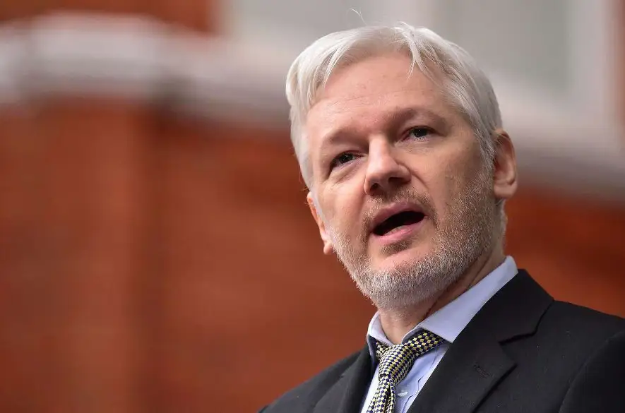 Britský súd odročil verdikt v prípade vydania Juliana Assangea do USA