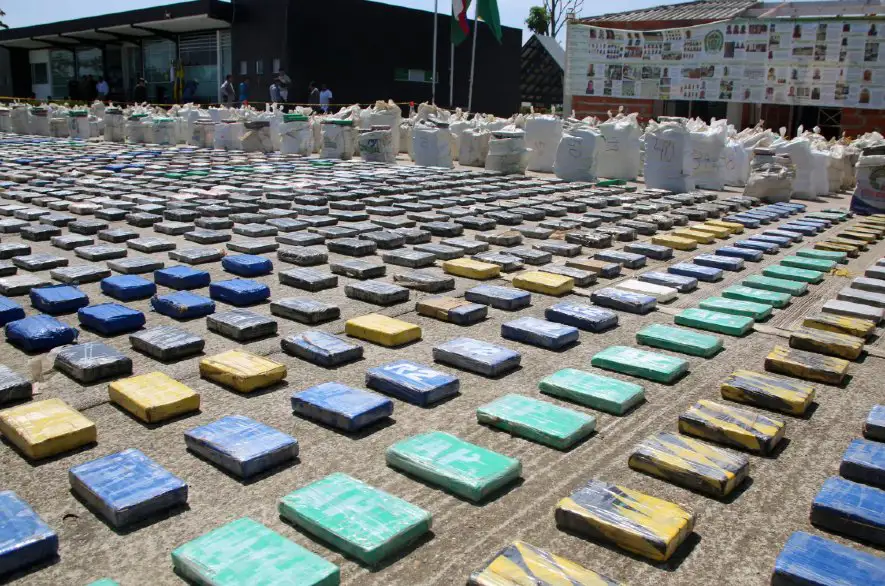 VIDEO: Polícia zadržala niekoľko ton kokaínu ukrytého v zásielke v Kolumbii. Kam mal byť doručený?