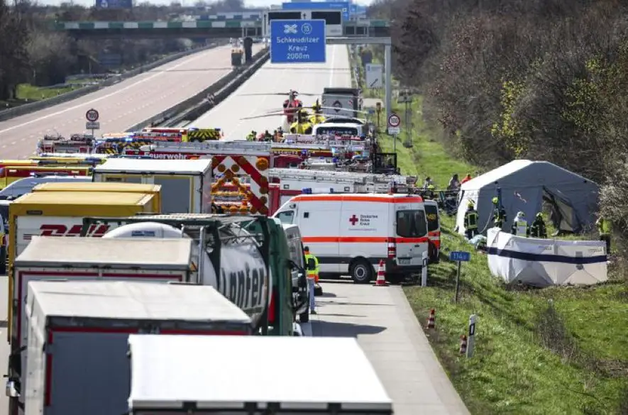 Autobus na nemeckej diaľnici zišiel do priekopy a prevrátil sa. Nehodu neprežilo päť ľudí