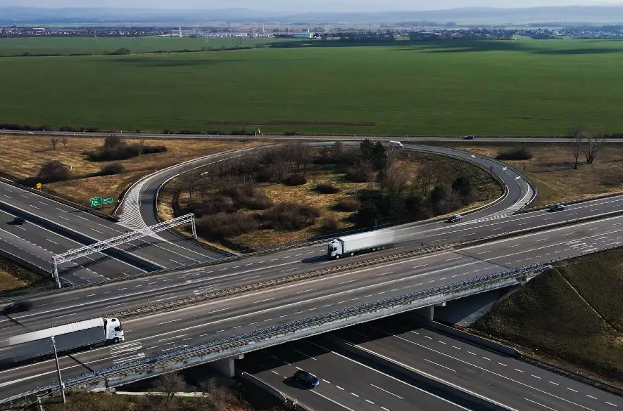 Práce na oprave mostu v križovatke D1 a R1 pri Trnave sa čochvíľa začnú. Aká bude obchádzková trasa?