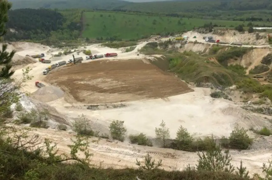 Enviropolícia rieši protiprávne uloženie odpadu v obci Závada. Obvinenému hrozí trest odňatia slobody