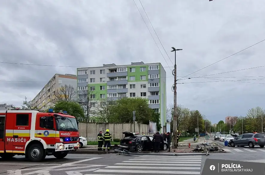 Kolízia troch áut v Bratislave: Pri rannej dopravnej nehode na križovatke Vrakunská – Hradská sa zranili aj maloleté osoby