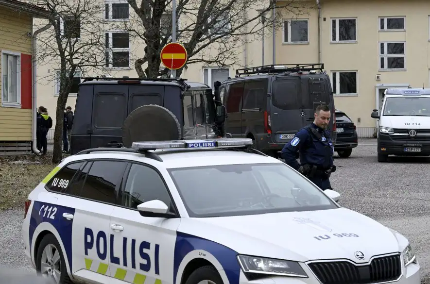 V škole vo Fínsku strieľal dvanásťročný žiak, zranil tri deti