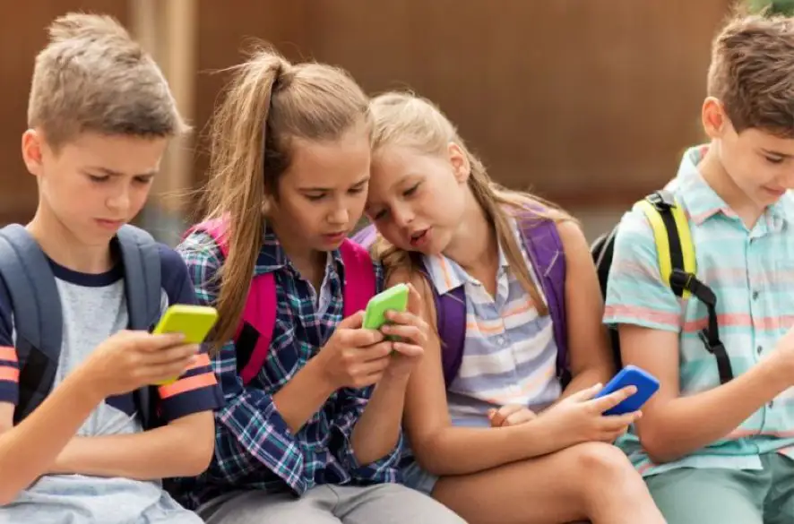Na Slovensku bude platiť zákaz mobilov na školách: Minister Tomáš Drucker  oznámil detaily
