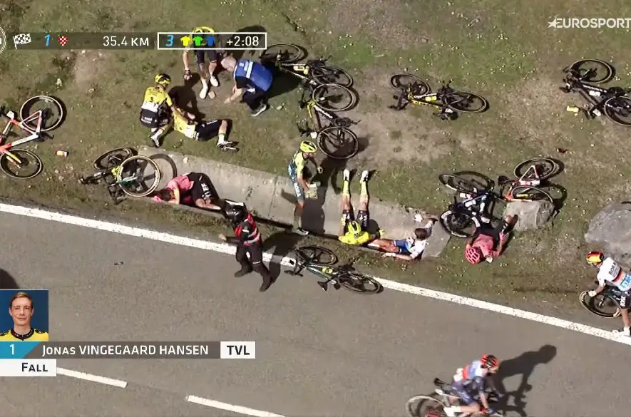 VIDEO: Cyklistov Vingegaarda a Evenepoela previezli po ťažkom hromadnom páde do nemocnice