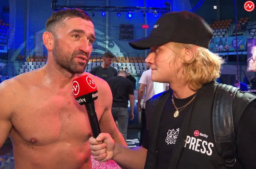 REPORTÁŽ: Milan Ondrík to dokázal! Ako prvý herec v boxe bez rukavíc porazil súpera a odnáša si cennú výhru