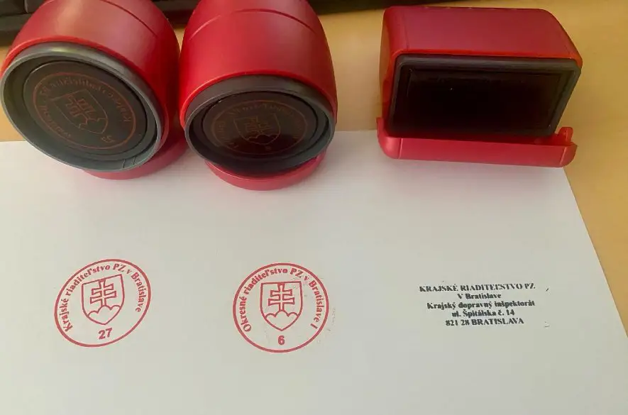 Mladíkom sa hra na štátne orgány skočila. Hrozí im odňatie slobody