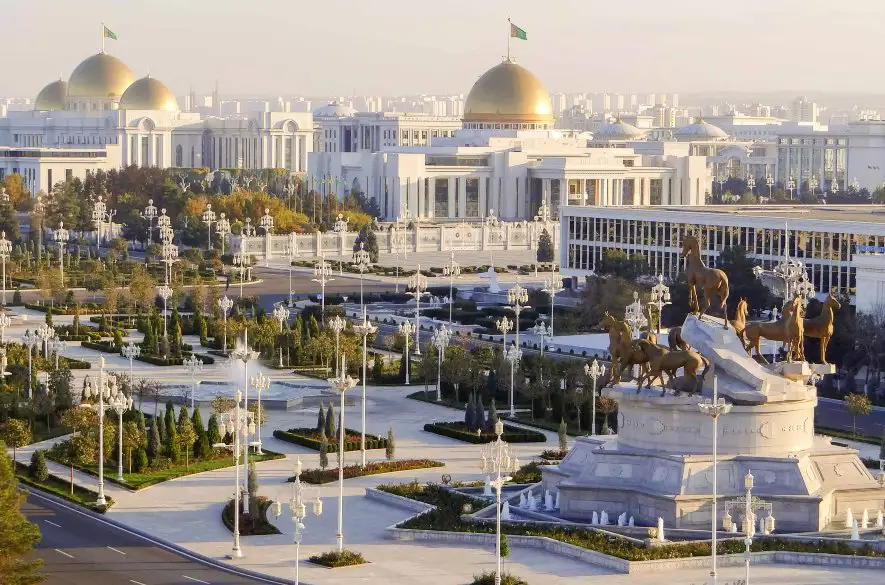 Brána do pekla aj "Biele mesto". Turkménsko je bizarnou krajinou plnou krásnej architektúry bez ľudí