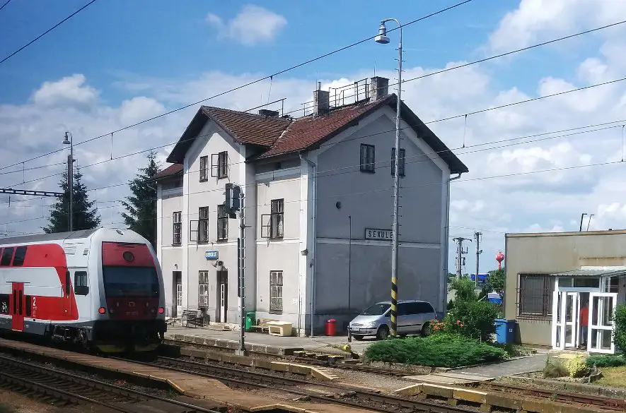 ŽSR pristupujú k časovo obmedzenej výluke dopravnej služby v ŽST Sekule. Ako sa to dotkne spojov?